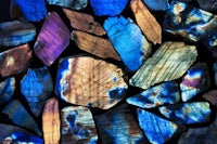 a close up image of some labradorite stones